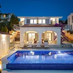 Marijo Villa *
