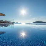 Marijo Villa *