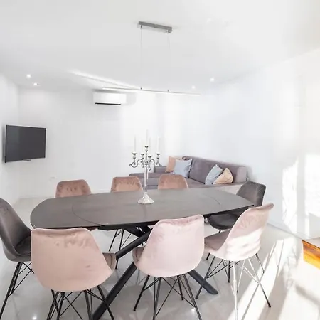 Marijo Villa